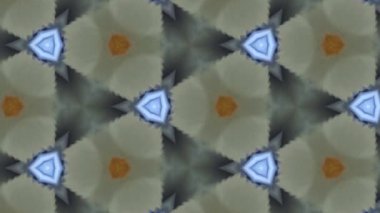 Yumuşak yeşil renkleri hafif mavi ve sıcak renklerle harmanlanmış rahatlatıcı bir kaleydoskop deseni. Tekrarlayan geometrik şekiller hipnotik ve sakinleştirici etki yaratıyor, arka planlar için mükemmel.