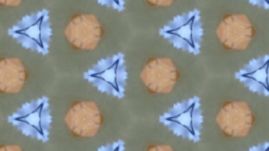 Yumuşak yeşil renkleri hafif mavi ve sıcak renklerle harmanlanmış rahatlatıcı bir kaleydoskop deseni. Tekrarlayan geometrik şekiller hipnotik ve sakinleştirici etki yaratıyor, arka planlar için mükemmel.