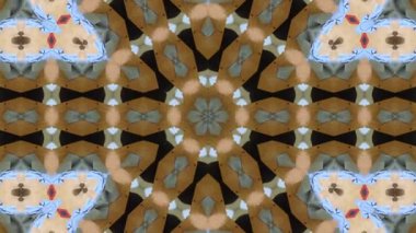 Soyut bir kaleydoskopik desen ve simetrik bir tasarım. Kahverengi, mavi ve kırmızı renkler sergiliyor. Karmaşık detaylar ve tekrarlayan şekiller görsel olarak büyüleyici bir etki yaratır.