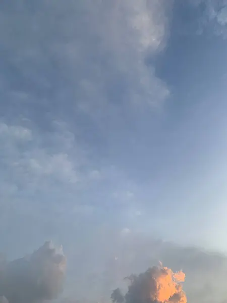 Ateşli Bulutlar ve Fırtınalı Gökyüzü Duman ve Güneş Işığıyla