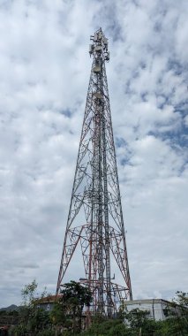 Mavi arkaplanlı yüksek voltaj kulesi.