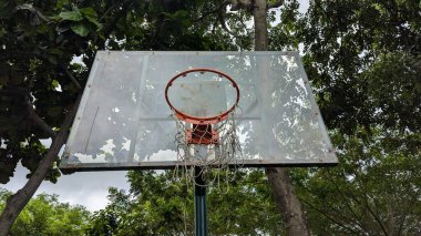 Parkta basketbol potası