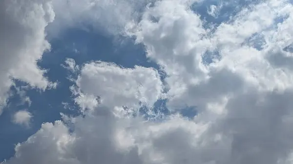 Bulutlu mavi gökyüzü