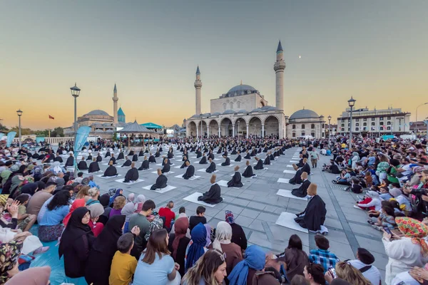 Şehirde namaz kılan insanlar,