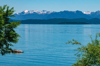 Nahuel Huapi Gölü 'nün güzel manzarası, San Carlos de Bariloche Açık bir bahar gününde