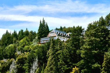 Dağ yamacında yemyeşil ormanlarla çevrili büyük bir ev, San Carlos de Bariloche, Arjantin, Güney Amerika