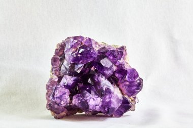 Kristallerdeki kayadaki makromineral taş ametisti
