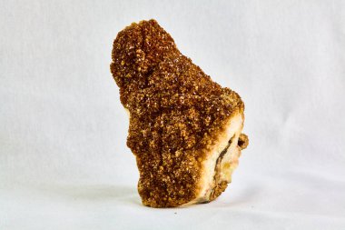 Kristallerdeki kayadaki makromineral taş sitrin, kahverengimsi sarı kuvars çeşidi, silikon ve oksijen atomlarından oluşan bir mineral.