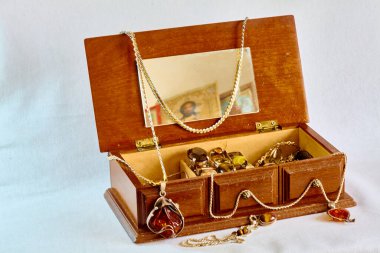 Kadınlar için süslerle dolu ahşap mücevher kutusu aç.