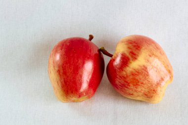 beyaz zemin üzerinde iki olgun elma