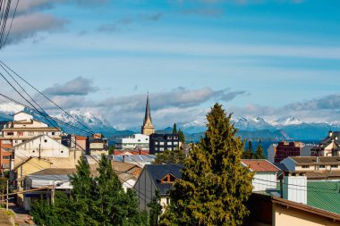 Sahildeki binalar, gölün ve dağların arka planına karşı, Güney Amerika