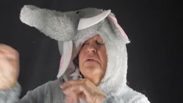 Primo Piano Una Signora Che Balla Costume Elefante Sento Felice — Video Stock
