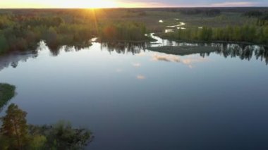 Güneş, Ao Estonya 'daki bataklıkta çok parlak bir şekilde parlıyor. Jeolojik bir görüntüde görüldüğü gibi.