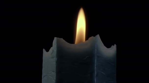Nahaufnahme Einer Brennenden Kerze Beim Drehen Dunkelblaue Kerze Entspannende Schöne — Stockvideo