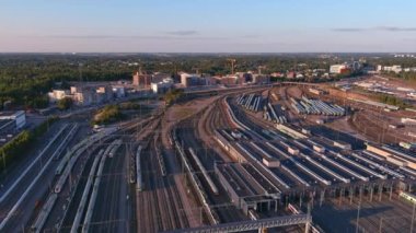Helsinki. Finlandiya-30 Ağustos 2021: Helsinki Finlandiya 'daki bir demiryolu istasyonunun güzel bir bakış açısı. Bir sürü tren yolu var. Nakliye aracı. Kamera yavaşça geri ve yukarı hareket ediyor.