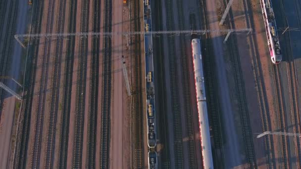 フィンランド 2021年8月30日 鉄道駅をゆっくりと運転する列車の牧歌的なドローンショット 多くの鉄道路線 カメラを下に向けながらゆっくりと上に向け — ストック動画