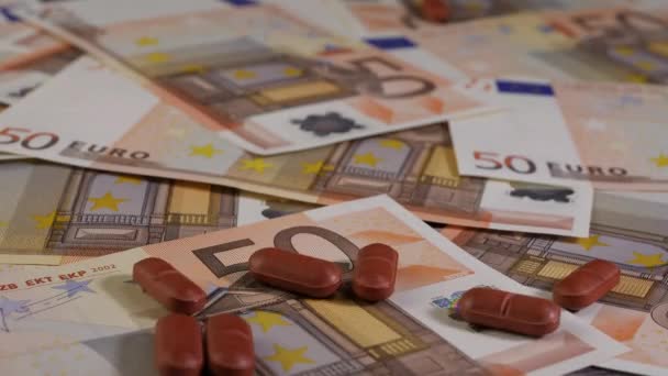 Primer Plano Tabletas Marrones Cayendo Sobre Billetes Euros Grabado Estudio — Vídeos de Stock
