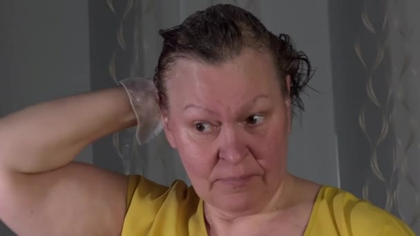 Белая Женщина Окрашивает Волосы Белые Резиновые Перчатки Краску Волос Желтая — стоковое видео