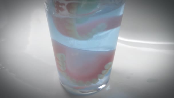 Primo Piano Delle Protesi Estratte Bicchiere Liquido Detergente Con Guanto — Video Stock