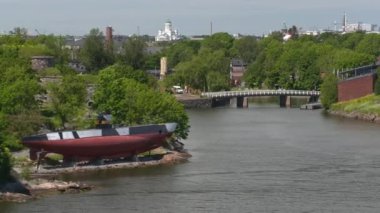 Helsinki. Finlandiya-16 Haziran 2021: Yoldan geçen bir yolcu gemisinden görülen Suomenlinna deniz kalesinin güzel görüntüsü. Popüler turist mekanı. Tarihi bir olay. Harika bir doğa ve mimari. Kamera sola hareket ediyor.