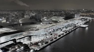 Helsinki. Finlandiya-3 Şubat 2022: Helsinki 'nin batı limanında bir gemiden uçan araçların havadan çekilmesi. Ulaşım. Harika bir şehir manzarası. Kış zamanı. Gece vakti. Drone yavaşça yakınlaşıyor.