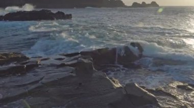 Teno Kanarya Adaları 'ndaki kayalıklarda deniz dalgaları Tenerife Spain.jeoloji' de günbatımında.