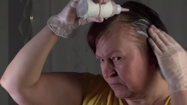 Μεσήλικη Κυρία Που Χτενίζει Μαλλιά Της Κίτρινο Πουκάμισο Καυκάσια Εθνικότητα — Αρχείο Βίντεο