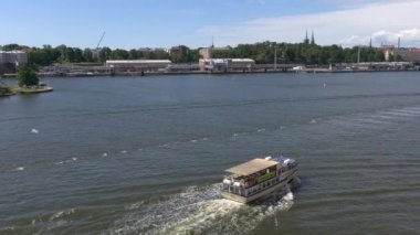 Helsinki. Finlandiya-Haziran 16.2021: Helsinki limanına giden güzel bir tekne görüntüsü. Güneşli bir gün. Kıyı adalarına turistleri getirip götürmek. Tekneyi takip eden kamera..