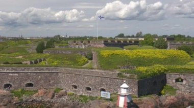 Helsinki. Finlandiya-16 Haziran 2021: Yoldan geçen bir yolcu gemisinden görülen Suomenlinna deniz kalesinin güzel bir görüntüsü. Güzel doğa. Tarihi mimari. Popüler turist mekanı. Kamera sola hareket ediyor.