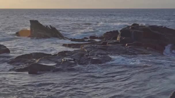 Look Seawaves Splashing Rocks Teno Canary Islands Tenerife Spain Sunset — Video Stock
