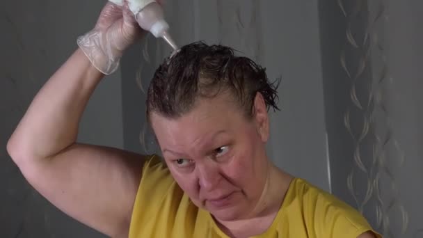 Middle Aged Caucasian Lady Coloring Her Hair Using Hair Dye — Vídeo de stock