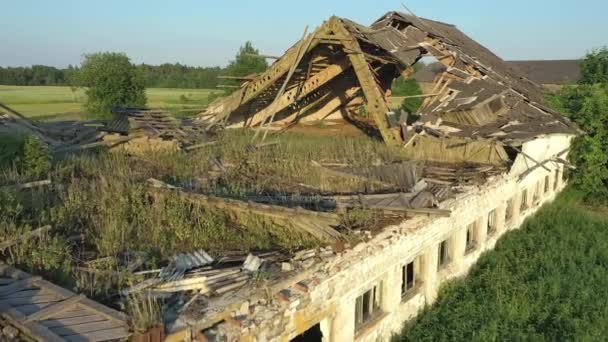 Koeru Eston July 2021 古いソ連の牛小屋をゆっくりと引き継ぐ自然を示す空中撮影 放棄された構造物はゆっくりと減衰する ゆっくり前に進むドローン — ストック動画