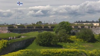 Helsinki. Finlandiya-16 Haziran 2021: Yoldan geçen bir yolcu gemisinden görülen Suomenlinna deniz kalesinin destansı görüntüsü. Popüler turist mekanı. İnanılmaz bir doğa. Tarihi mimari. Kamera sola hareket ediyor.