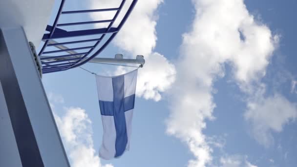 Размахивание Финским Флагом Борту Судна Таллинне Эстония Выходит Порта Vertical — стоковое видео