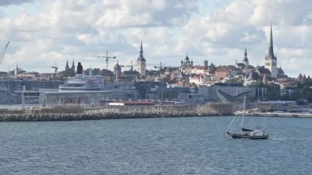 Tallinn Estonia Agustus 2020 Kapal Layar Kecil Yang Mengambang Laut — Stok Video