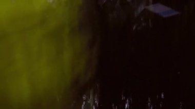 Oto yıkama için makinedeki büyük sarı fırçaya yakından bakmak. Basınçlı yıkama. Ön cama sıçramış..