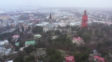 Hanko. Finlandiya-3 Ocak 2021: Hanko Finlandiya 'daki şehir manzarasının kilise ve su kulesini gösteren güzel bir görüntüsü. İnsansız hava aracıyla hava görüntüsü yavaşça ilerliyor..