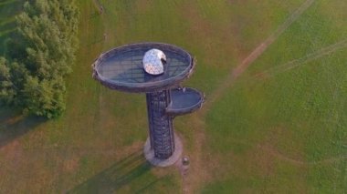 Rouge. Estonya-12 Temmuz 2021: Estonya 'daki Pesapuu gözetleme kulesinin oldukça havadan çekilmiş görüntüsü. Yerel seyahat. Güzel doğa ve mimari. Drone kulenin etrafında yavaşça hareket ediyor. Jeoloji görüntüsü.