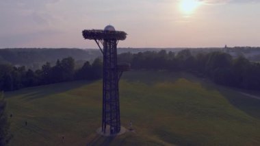 Rouge. Estonya-12 Temmuz 2021: Estonya 'daki Pesapuu gözlem kulesinin güzel insansız hava aracı görüntüsü. İnanılmaz mimari ve doğa. Yerel seyahat. Kamera kulenin etrafında yavaşça hareket ediyor. Jeoloji görüntüsü.