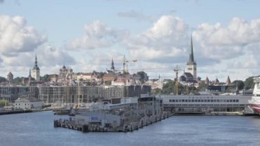 Tallinn.Estonya-28 Ağustos 2020: Estonya 'nın Tallinn limanındaki binaların kalkış noktasındaki manzarası