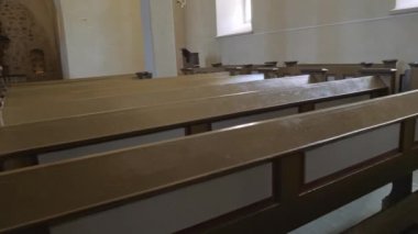 Palamus. Estonya-11 Ağustos 2020: 13. yüzyıl boyunca Estonya 'daki Palamuse kilisesindeki uzun banklar