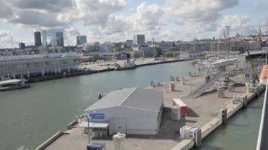 Tallinn.Estonya-28 Ağustos 2020: Estonya 'nın Tallinn limanı içindeki terminal binaları, ayrılan bir gemi 45' liği açısından bakıldığında,