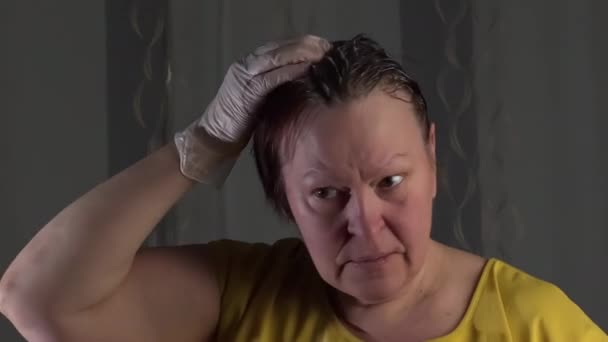Wanita Paruh Baya Yang Menata Rambutnya Menggunakan Pewarna Rambut Dan — Stok Video