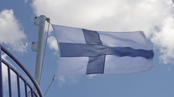 在爱沙尼亚塔林的船上悬挂的芬兰国旗随风飘荡 — 图库视频影像