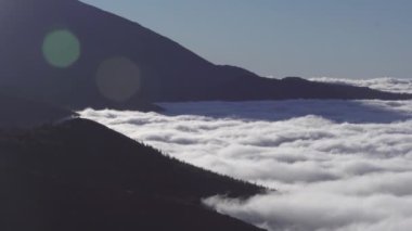 Tenerife 'deki El Teide yanardağının manzarası. Güneş batımında bulut denizi. Jeoloji fotoğrafı.