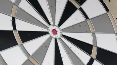 Pirinç namlulu kırmızı bir dartın dart tahtasına vuruşunu yakından çek. Eğlenceli bir oyun ve aynı zamanda bir spor. Güzel eğlence aktivitesi.