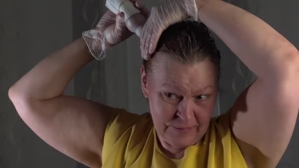 Кавказька Леді Середнього Віку Розмальовує Волосся Білі Гумові Рукавички Жовта — стокове відео