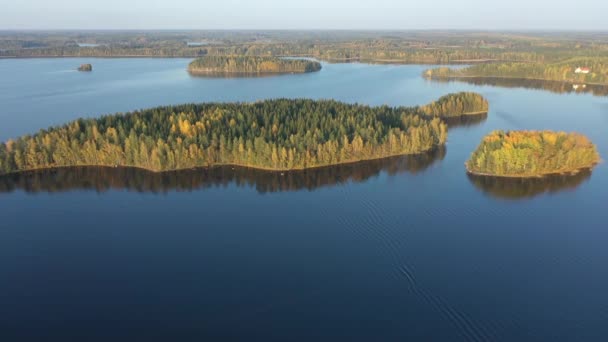 Ilhas Com Árvores Enorme Lago Saimaa Finlândia Tiros Drones Aéreos — Vídeo de Stock