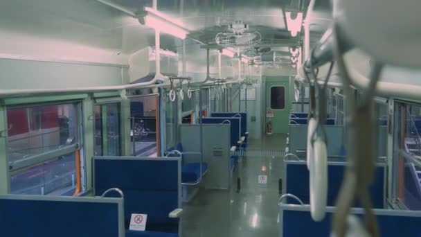 日本名古屋 2019年10月31日 日本名古屋铁路博物馆的火车车厢内 蓝色的座位和灰色的墙壁 相机慢慢朝下移动 — 图库视频影像