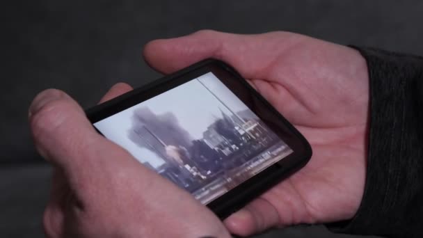 Хтось Хто Тримає Смартфон Дивиться Відео Показує Пошкодження Україні Російське — стокове відео